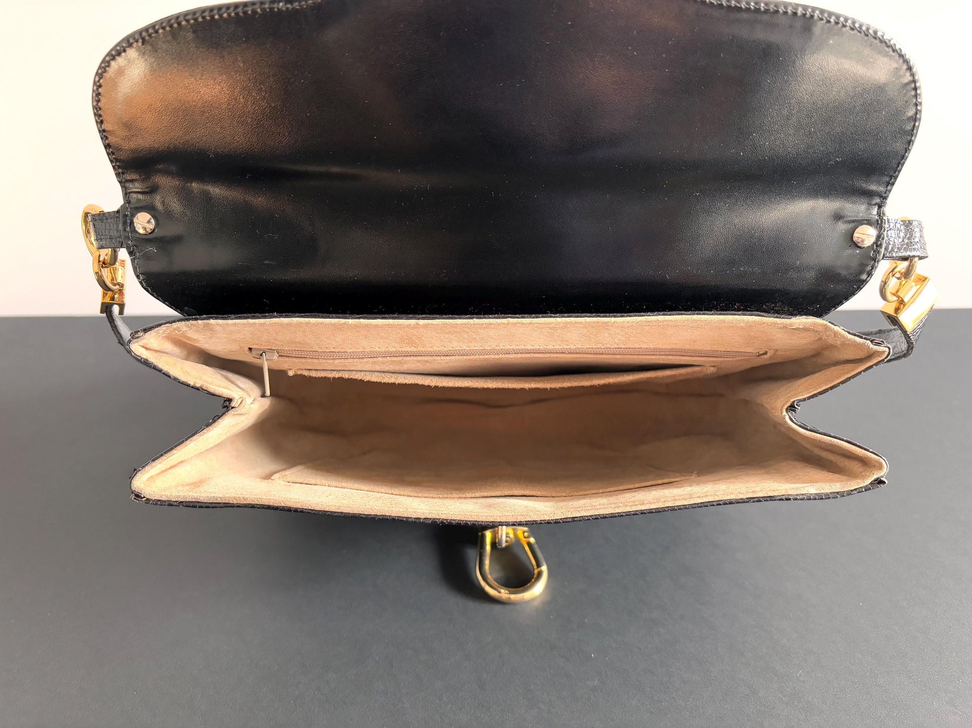 Vintage Shoulder bag in black reptile leather, never worn.