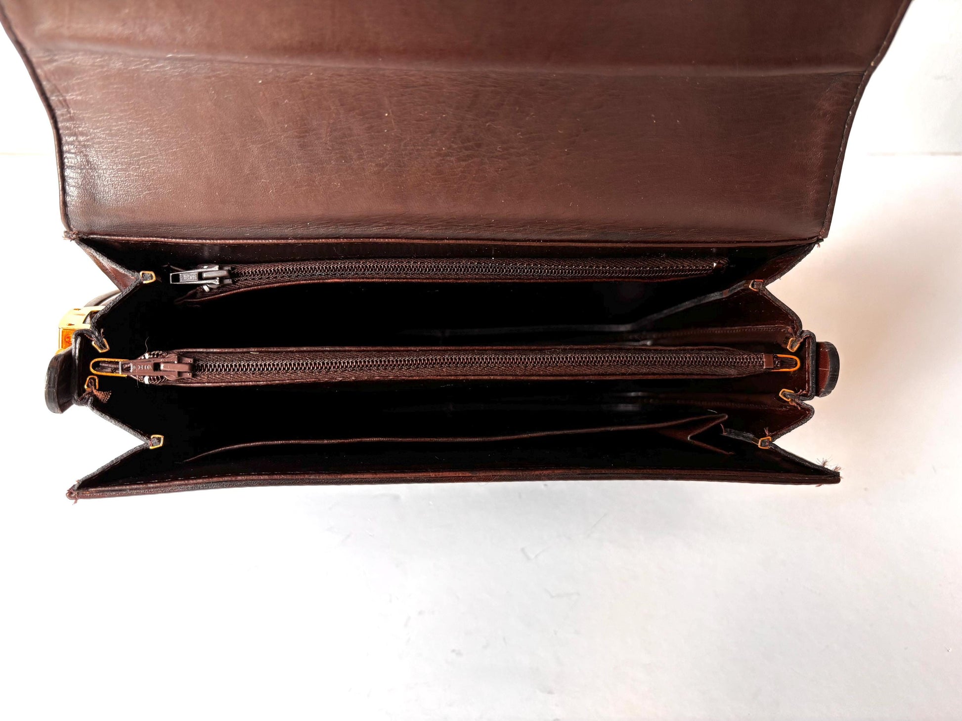 The perfect vintage brown shoulder bag